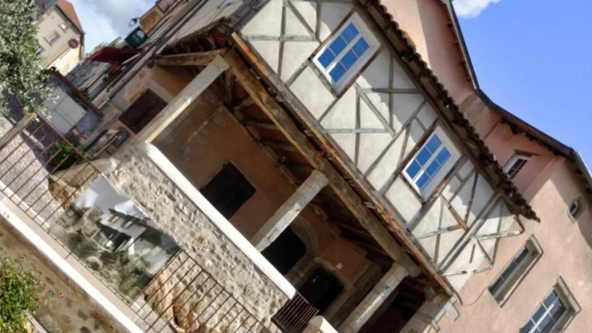 Appartement Authentique Et Confortable Avec Wifi, Parking Gratuit Et Cuisine Equipee A Saint-Galmier - Fr-1-496-276
