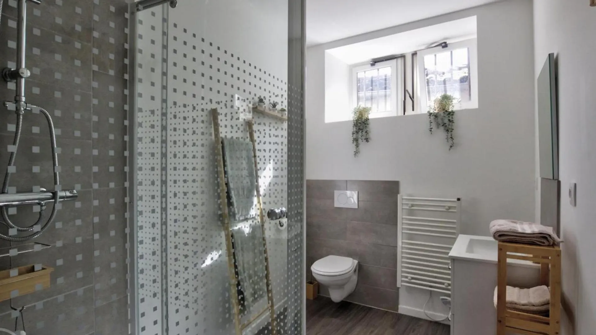 Appartement Authentique Et Confortable Avec Wifi, Parking Gratuit Et Cuisine Equipee A Saint-Galmier - Fr-1-496-276